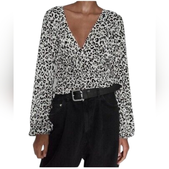 ZARA Wrap Pleated Crinkle Leopard Print V Neck Blouse Black White Size Medium - Picture 8 of 8